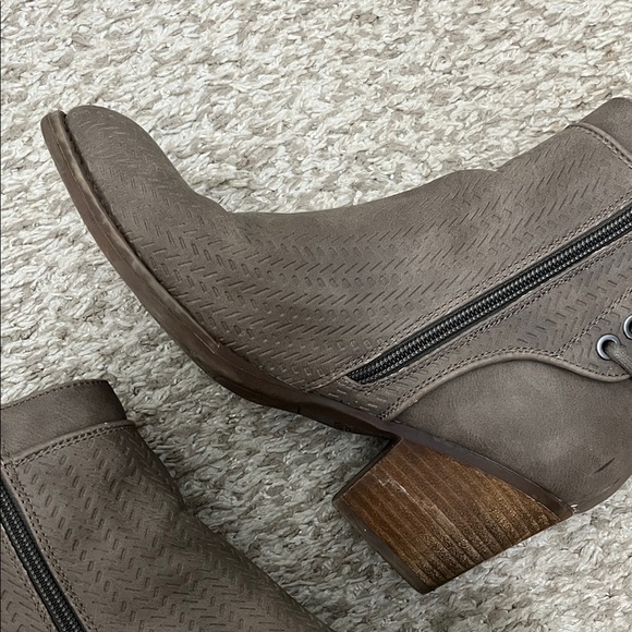 Roxy Devon Taupe Brown Textured Stacked Heel Ankle Booties - Size 9 - Picture 6 of 16